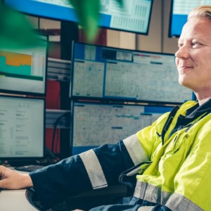 Kuopion Energia työntekijä seuraa sähköverkkoja